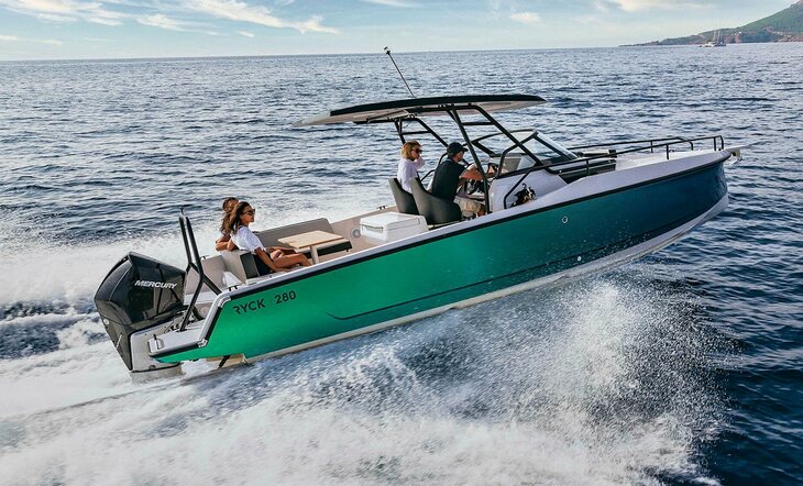 Schnell fahrendes einmotoriges grün-blaues RYCK-Motorboot auf dem Wasser